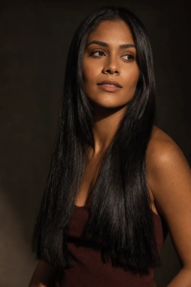 Mulher de cabelo alinhado e brilho saudável — frizz sob controle com 0FRIZZ