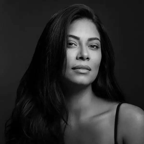 Mulher de cabelo alinhado e brilho saudável — resultado 0FRIZZ